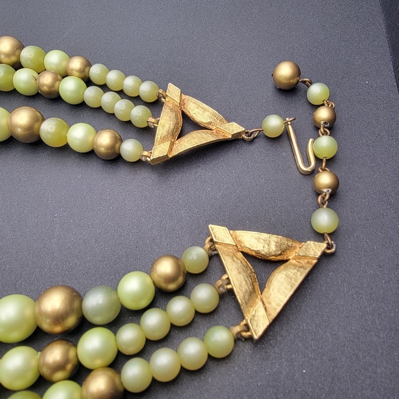 Vintage Women's Green and Gold tone Necklace and Clip Earrings Set - Picture 4 of 5